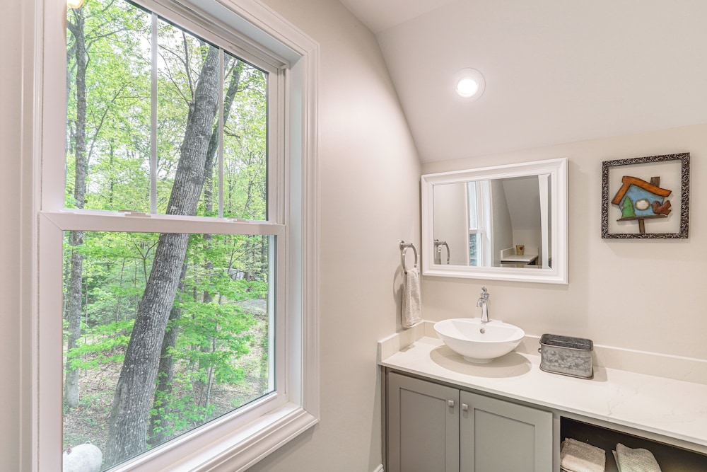 Farm On-site: Mtn-view Cottage in Hendersonville!