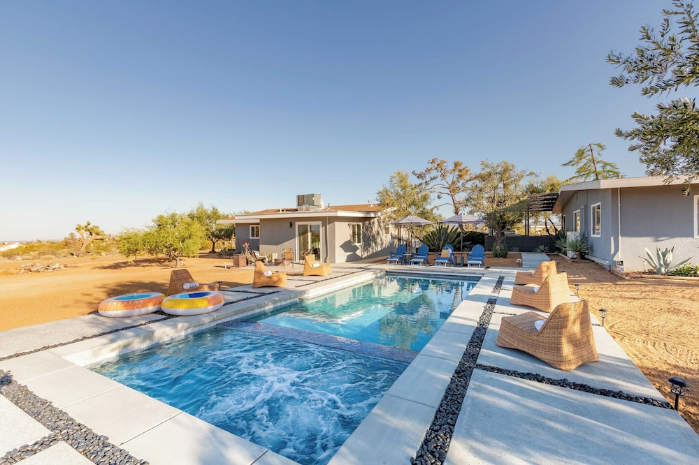 Sleeps 16 Two Beautiful Homes w/ Private Pool Sunset Grove