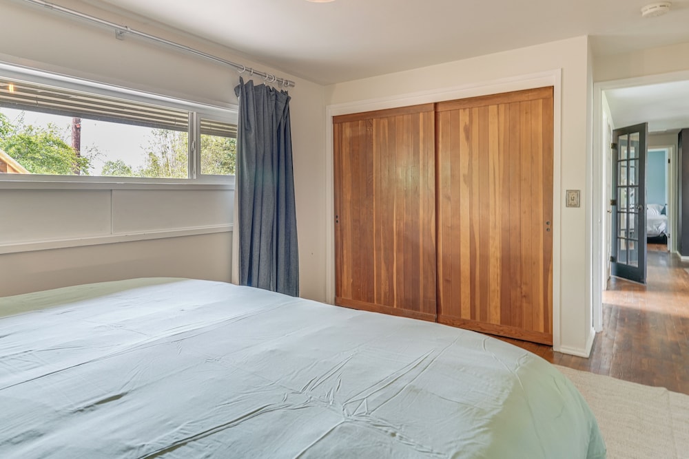 1 Mi to UO Campus - Family Home w/ Pool Table!