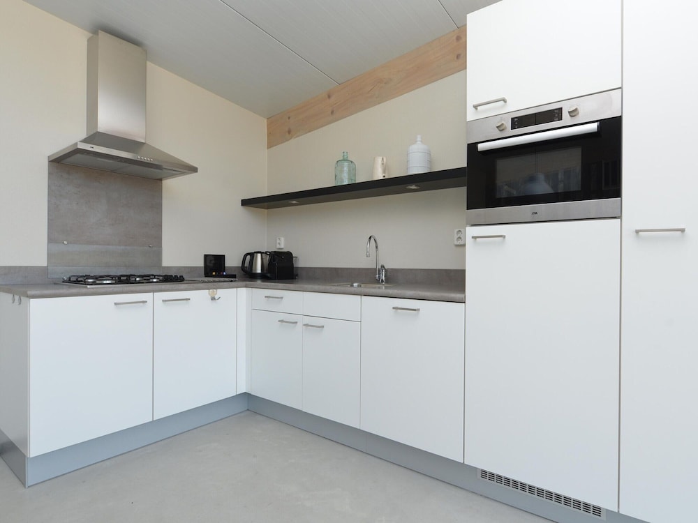 Comfortable Lodge With Dishwasher, in Bloemendaal view 5