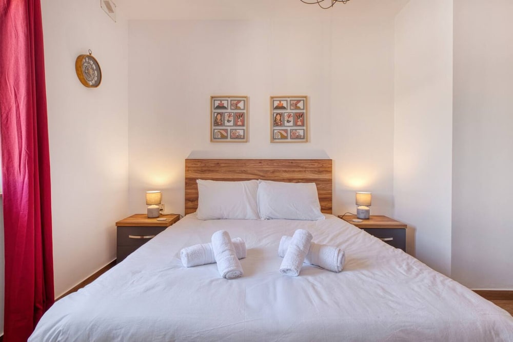 Qala Tranquil Escape - Stylish With Terrace AC