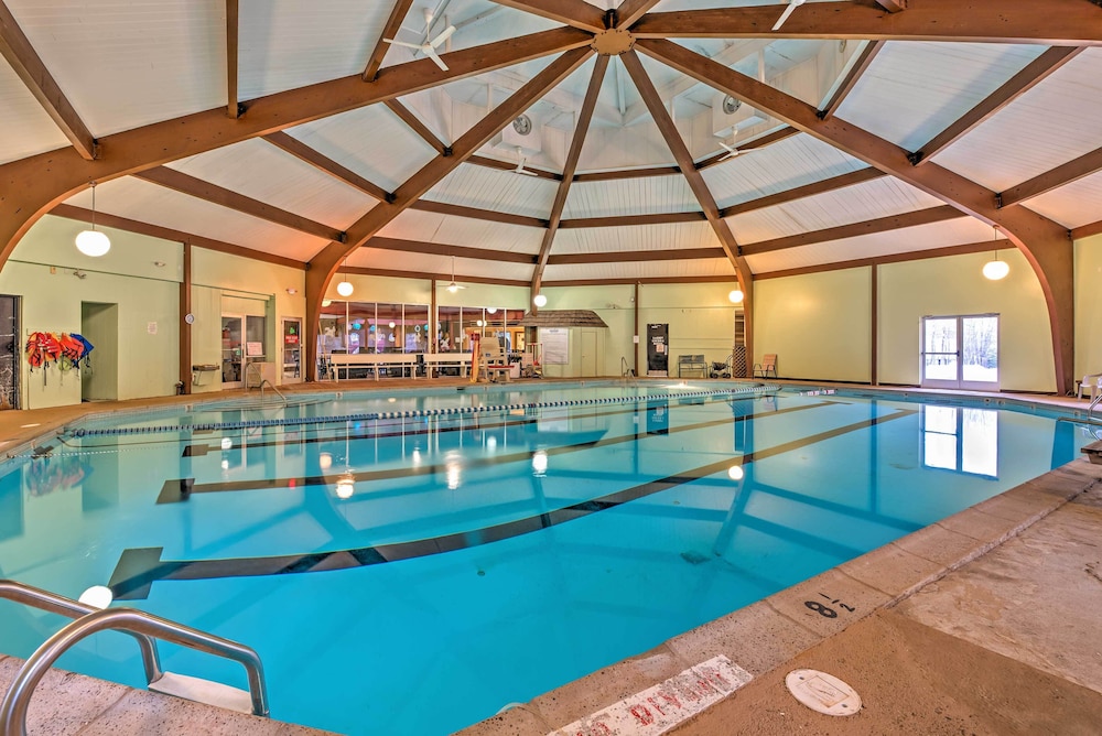 Chic Pocono Hideaway w/ Private Indoor Sauna