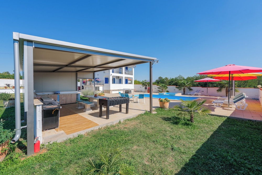 Family home with hydromassage pool & fun activities