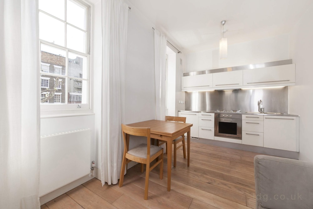 The Foxhole - Fitzrovia - by Frankie Says