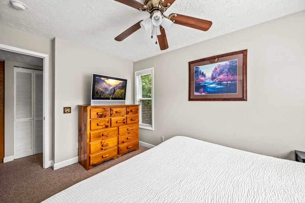 Private Balcony w Views Heated Pool Full Kitchen