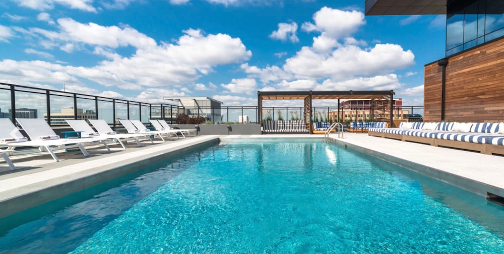 River North 2BR High Ceilings Comfort