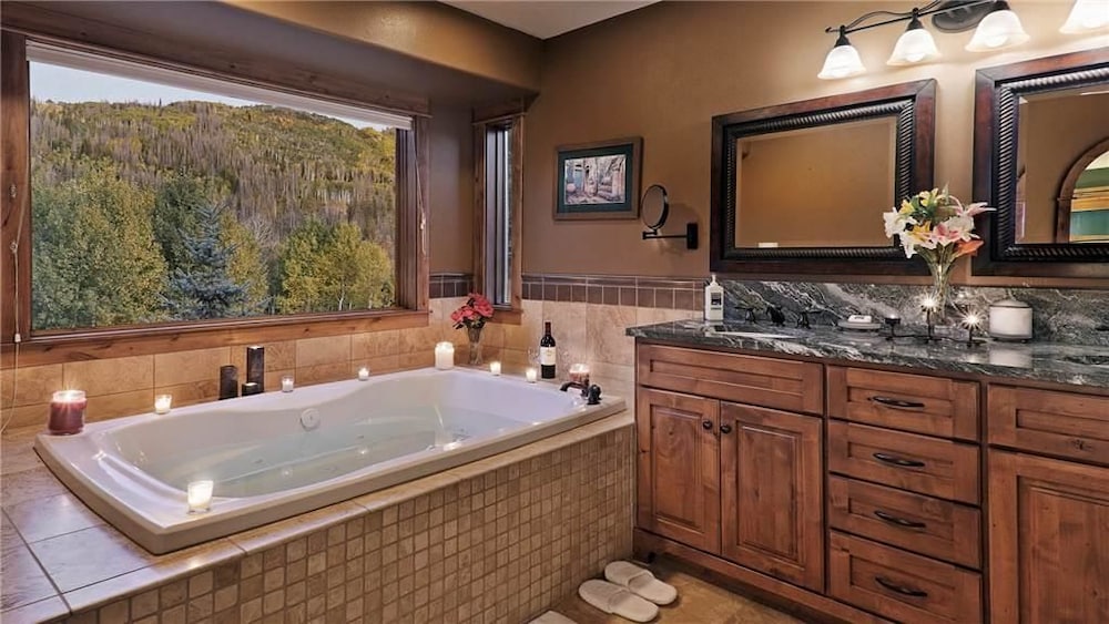 Creekside Chalet 6 BedroomHoliday home By Moving Mountains