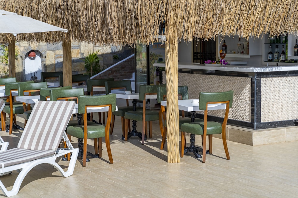 Queen Boutique Hotel - Image 17