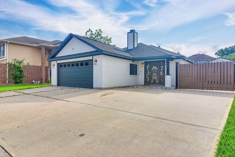 11 Mi to Dtwn: Family Home in Houston!