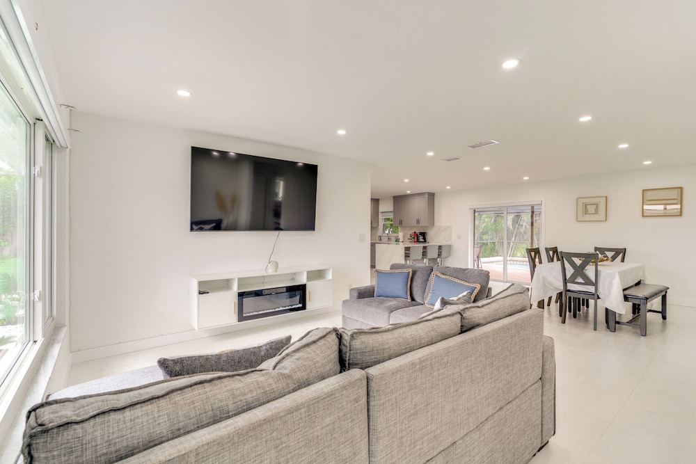 Swim, Golf & Explore: Pet-friendly Cape Coral Home