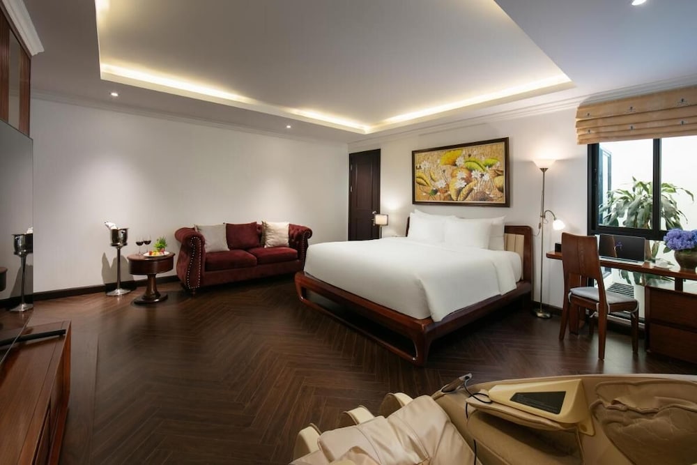 MAY DE Ville Crown Hotel 1