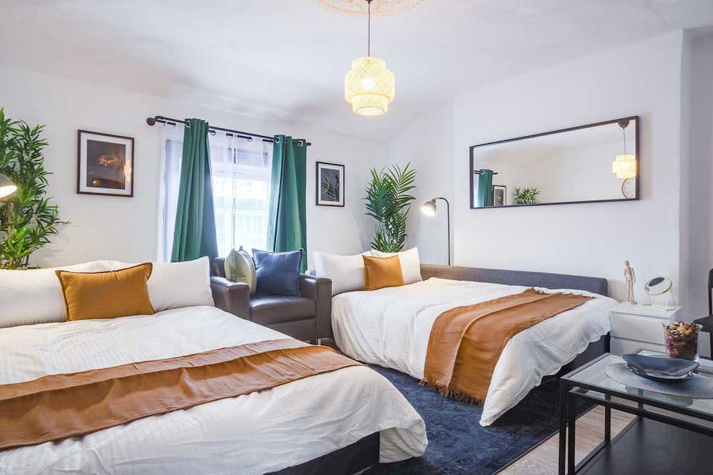 Spacious 2BR Maisonette 2 Baths Huge Lounge