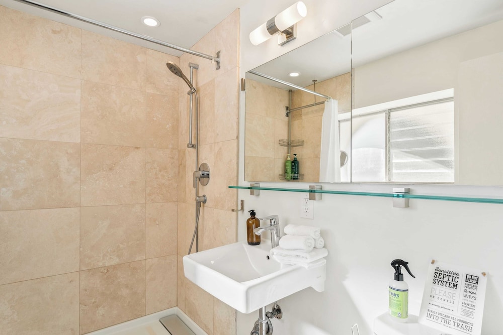 Sleeps 10, Luxe 2 Homes Malibu Hills Retreat Cielo Estate by Avantstay