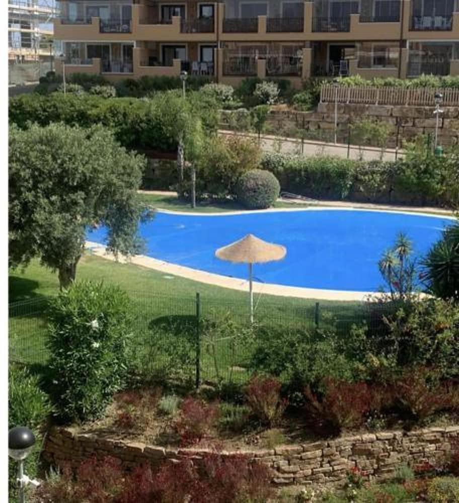 6 Guests - 3 Bedrooms - Private Garden - Pool