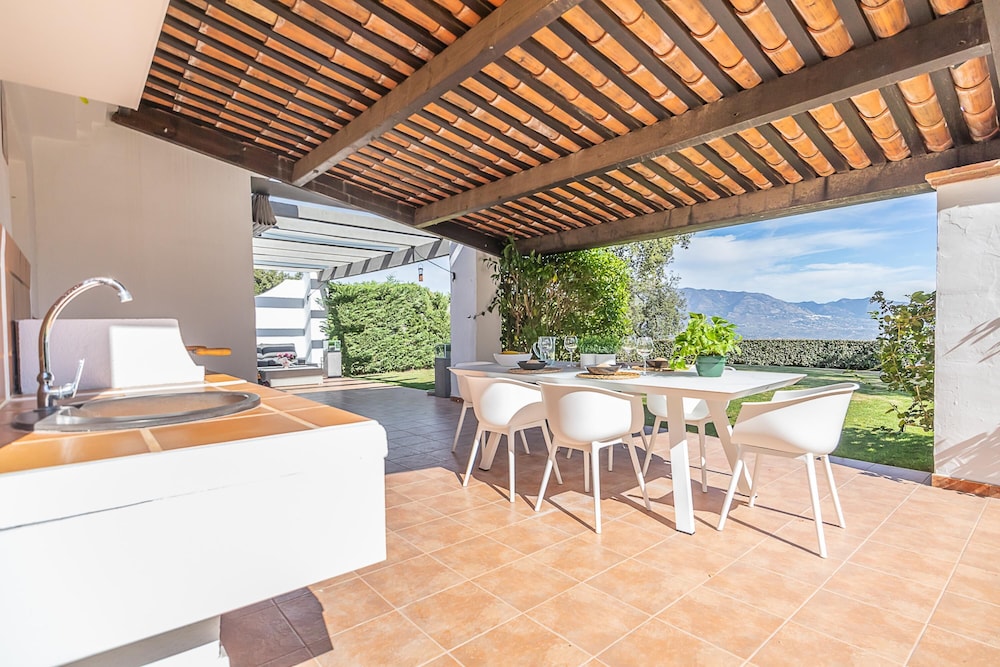 Apt Mairena Forest sea View & Pool