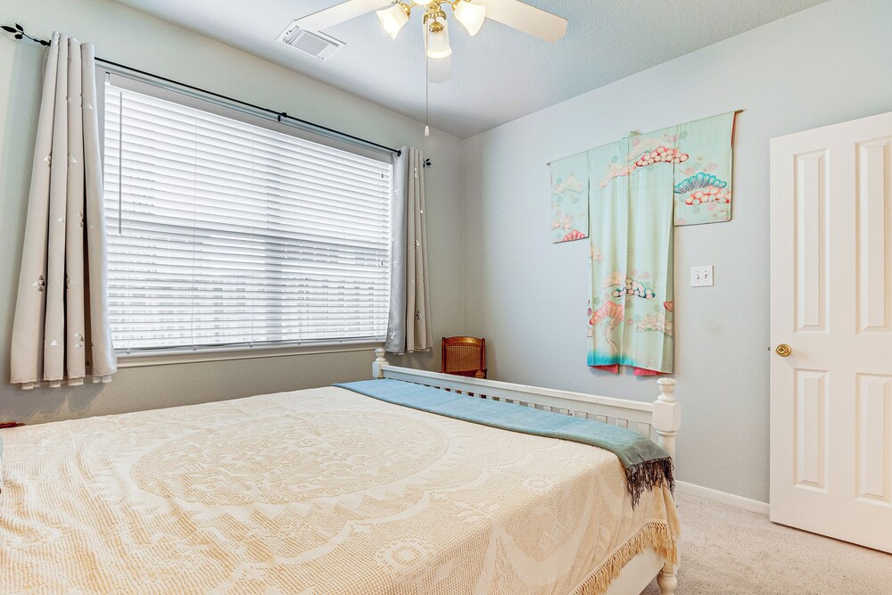 Hot Tub, Fire Pit: Retreat in The Woodlands!