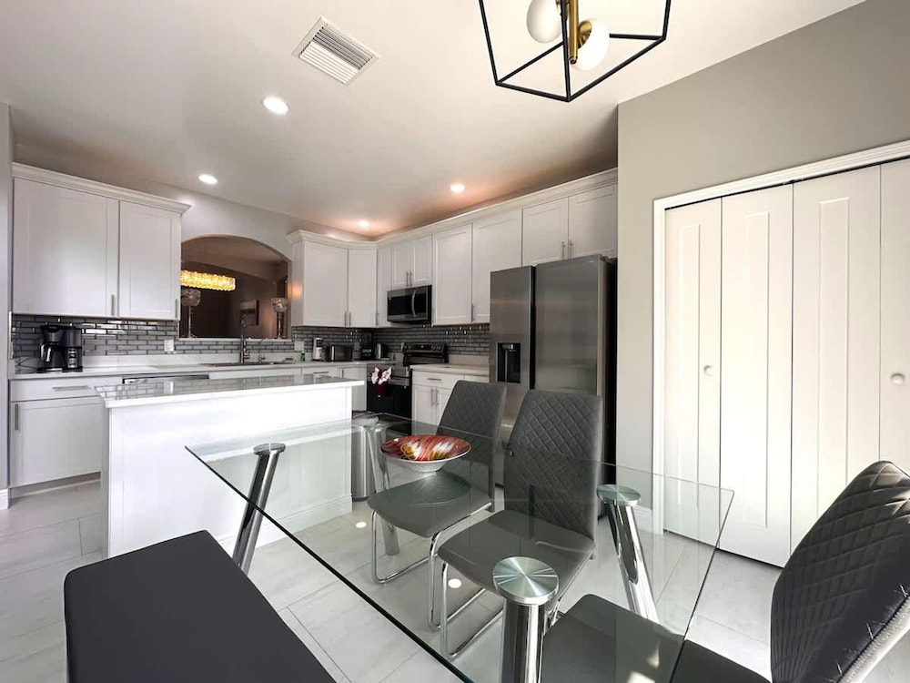 Luxury Villa Near Disney 6 Bd Home With Private Pool and Resort
