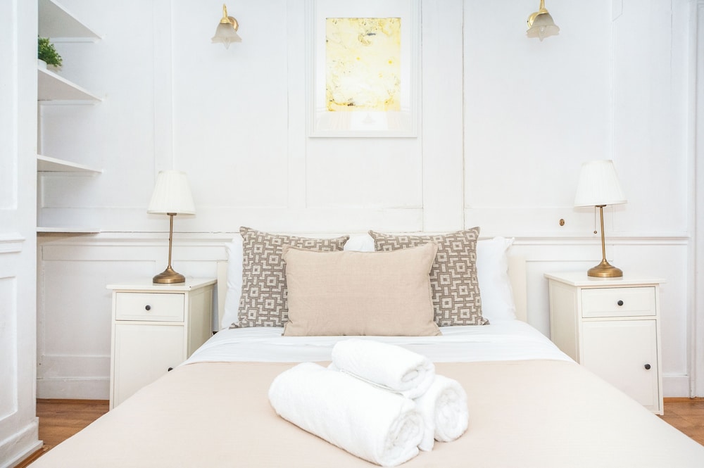 Spacious 3BR 2BA Flat in Central Soho