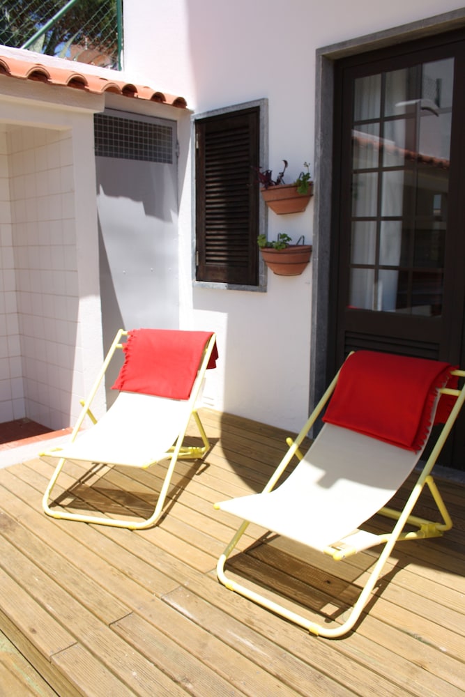 Ericeira Chill Hill Hostel & Private Rooms - Peach Garden
