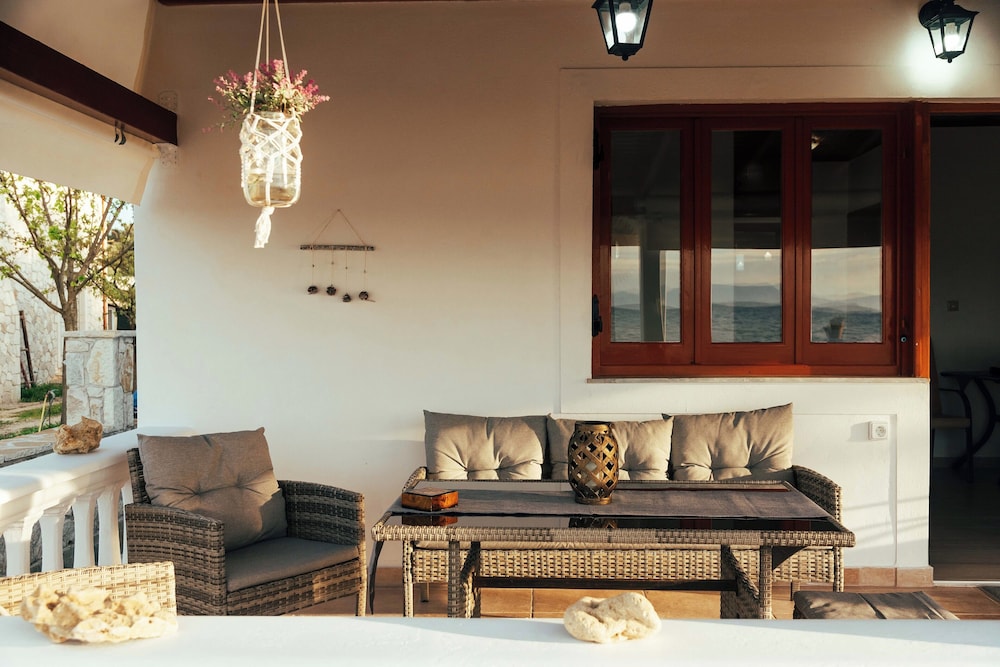 Sea Breeze Oasis-Tranquil Coastal Escape