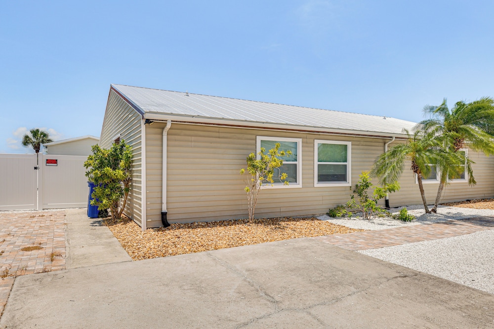 3 Mi to Fort Myers Beach: Unit w/ Furnished Patio!