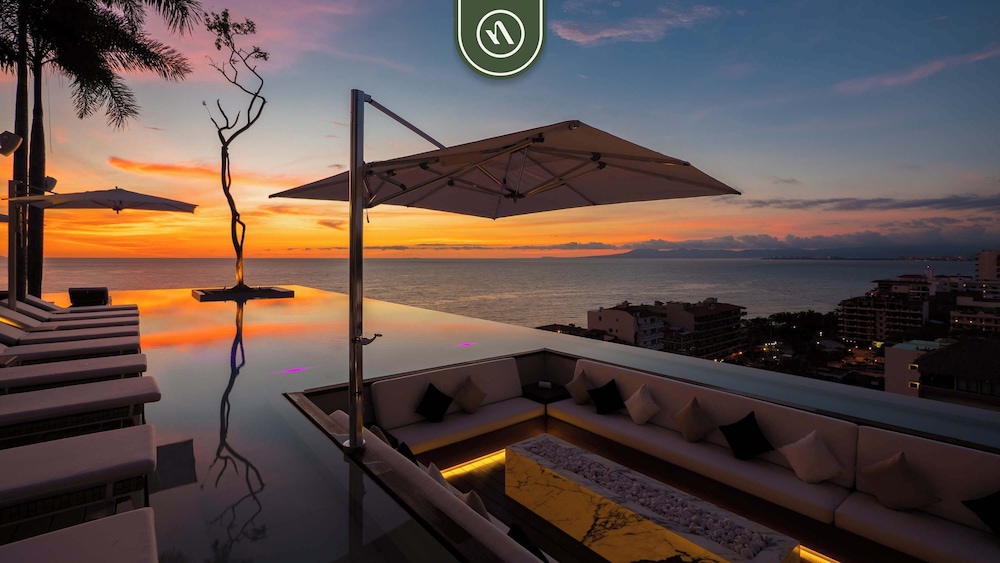 Luxury Corner Unit With Breataking Ocean Views