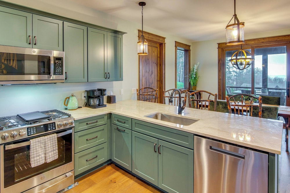 Sip on Deck & Enjoy Views! Mtn Lodge in Glenville