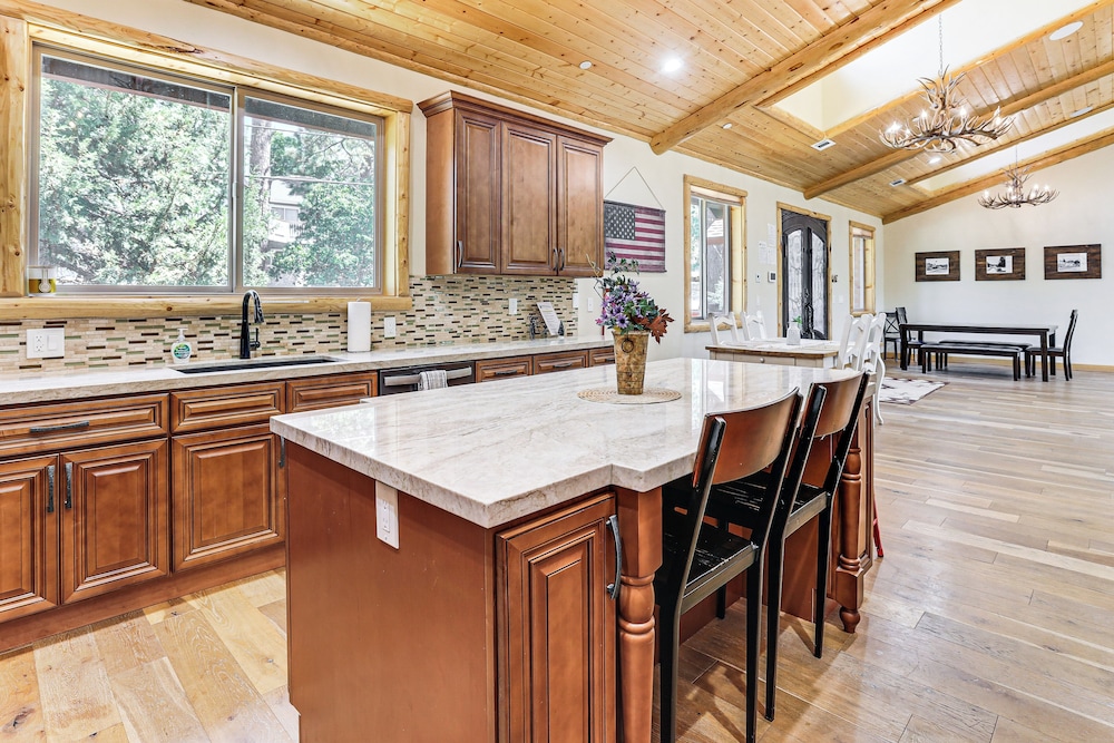 Hot Tub + Game Room: Mtn-view Retreat in Big Bear!