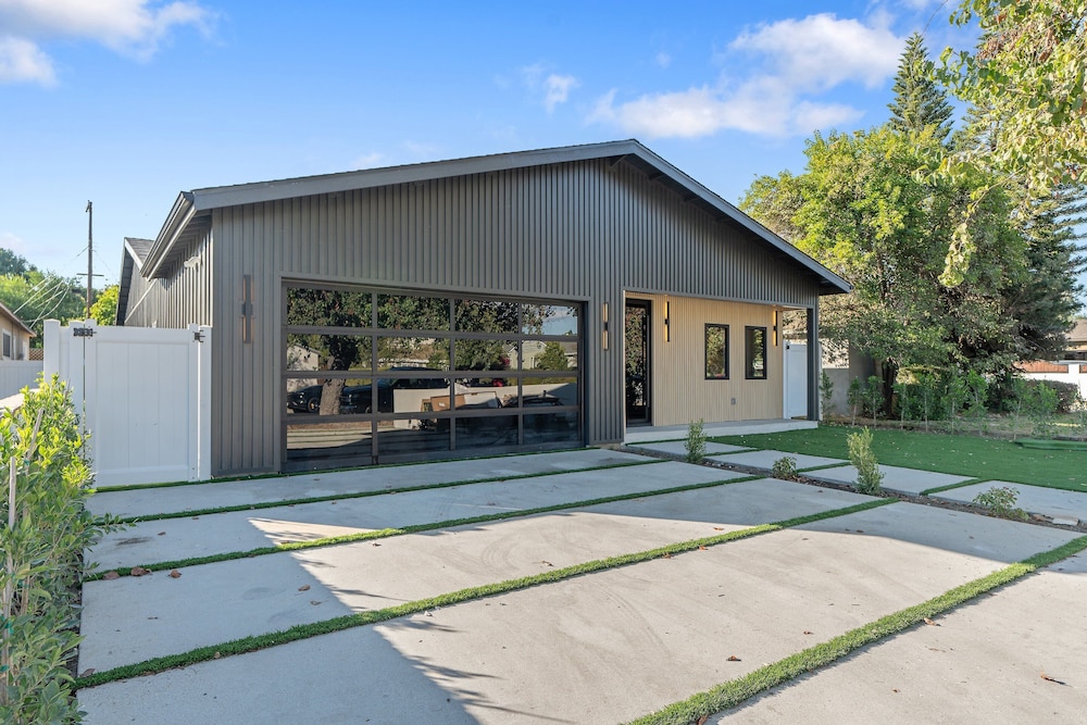 Noble Modern - Urban Sanctuary in Sherman Oaks With Poolside and Patio