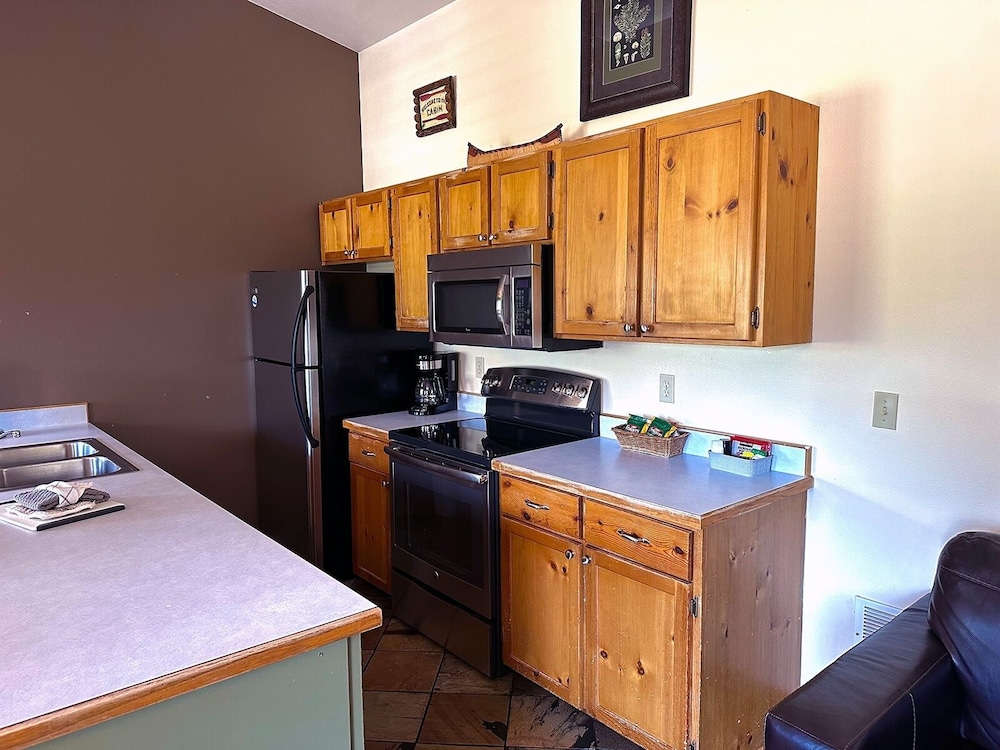 Lazy R Cottages: 14 2 Bedroom Cabin - Property Image 4