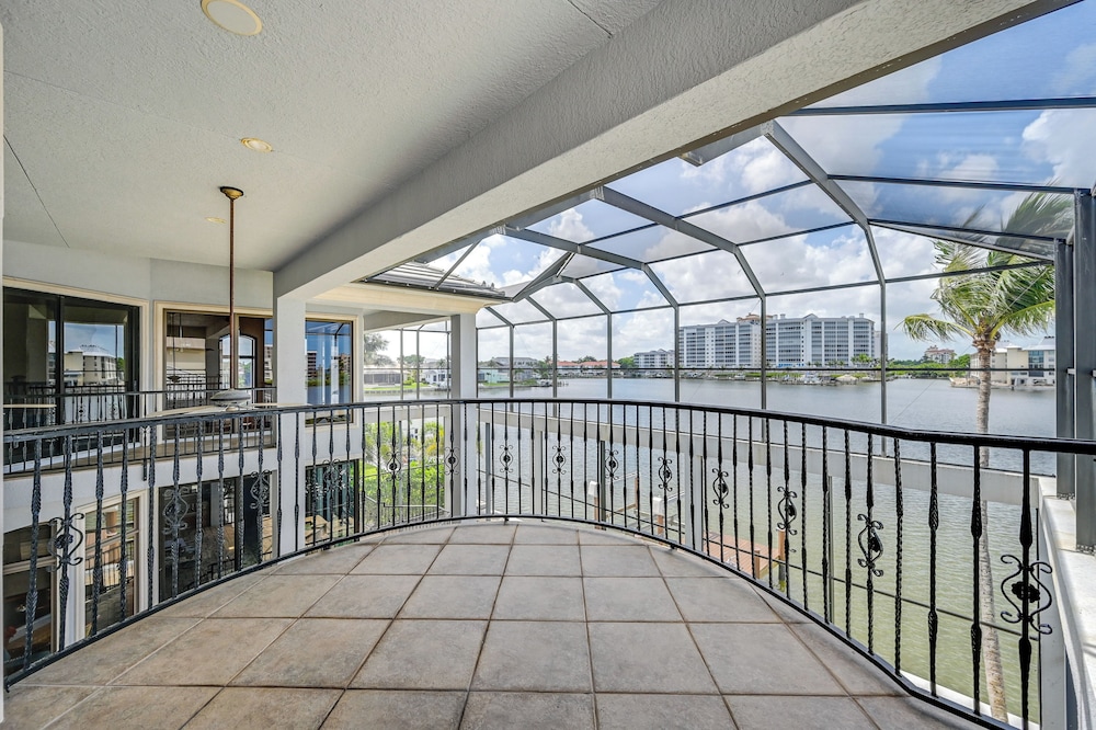 Waterfront Stunner: Effortless Elegance in Naples!