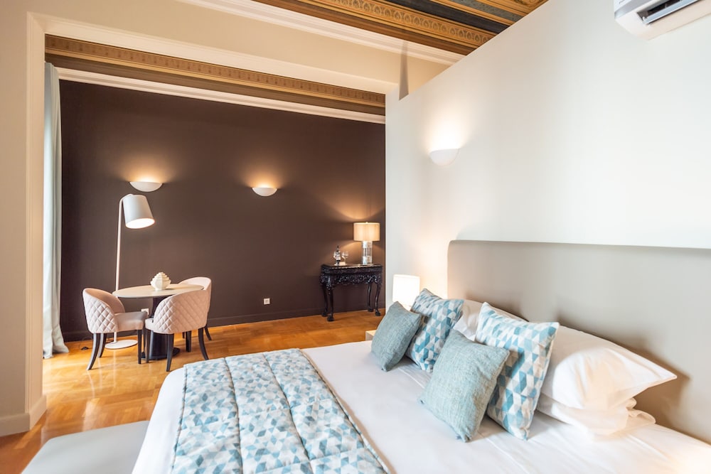 33 Solonos Suites