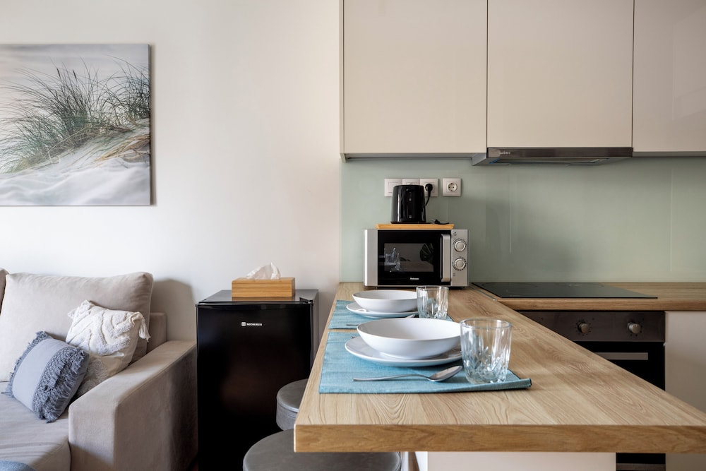 Attica - Captivating 2-Bedroom Apt & Balcony in Athens