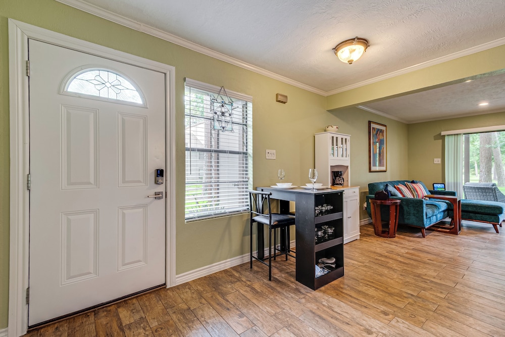 Walk to Lake Conroe - Condo w/ Community Perks!