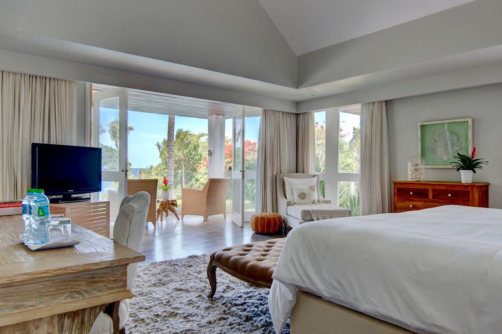 Breathtaking Ocean-view Home w Pool Modern Design