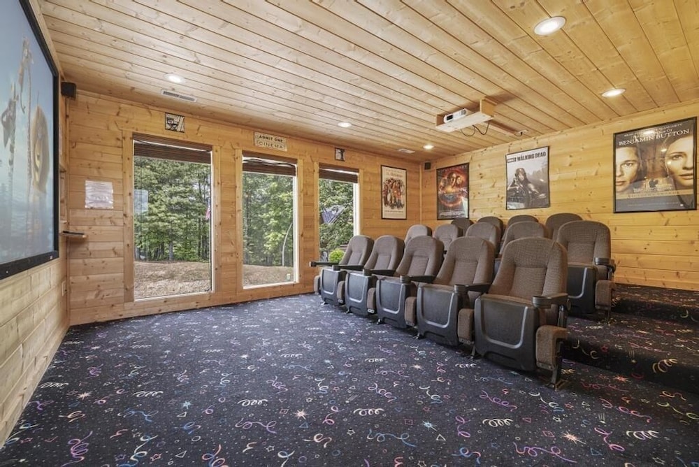 Place of the Blue Smoke - 5 Bedrooms, 5 Baths, Sleeps 16 Home by RedAwning