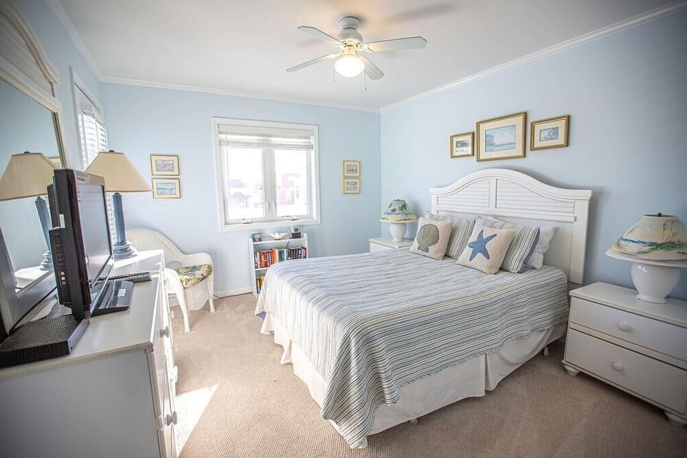 Feelin' Beachy-7a 2 Bedroom Home by RedAwning