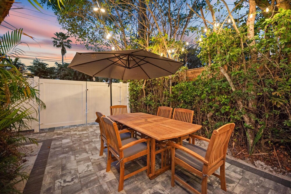 Uhost AI 4-unit Gem Mins to Las Olas Beach