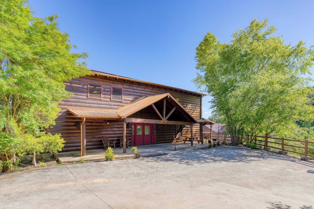 Luxury Cabin w/ Elevator, Theater & Hot Tub Near Dollywood Smoky Vista Lodge