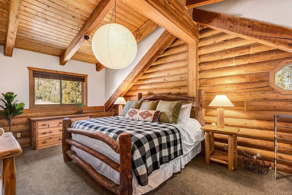 Private Luxurious Cabin w spa Near Breckenridge