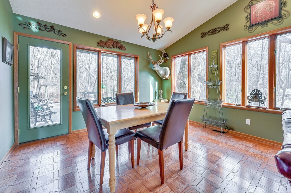Walk to Saylorville Lake: Spacious Home w/ Deck!