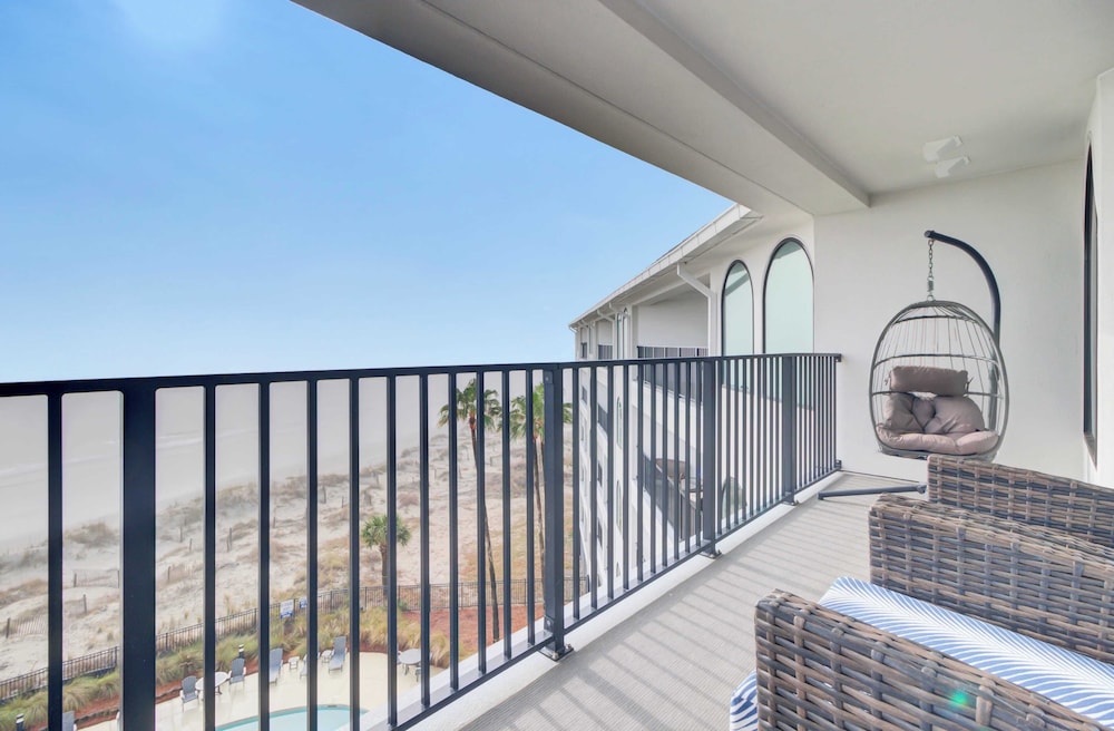 516 Seascape Oceanfront Condo With Pool Access in Wild Dunes