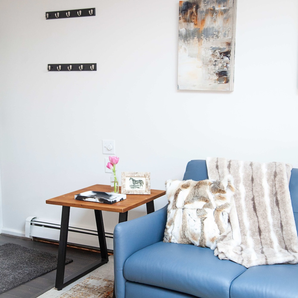 Cooper Crest by Rove Travel 1BR Condo w Balcony view 4