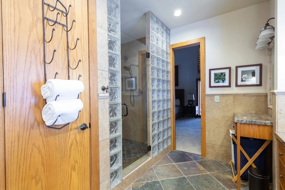 Pinnacle at Deer Valley Resort - Four Bedroom Condo with Hot Tub #1065 4 Condo