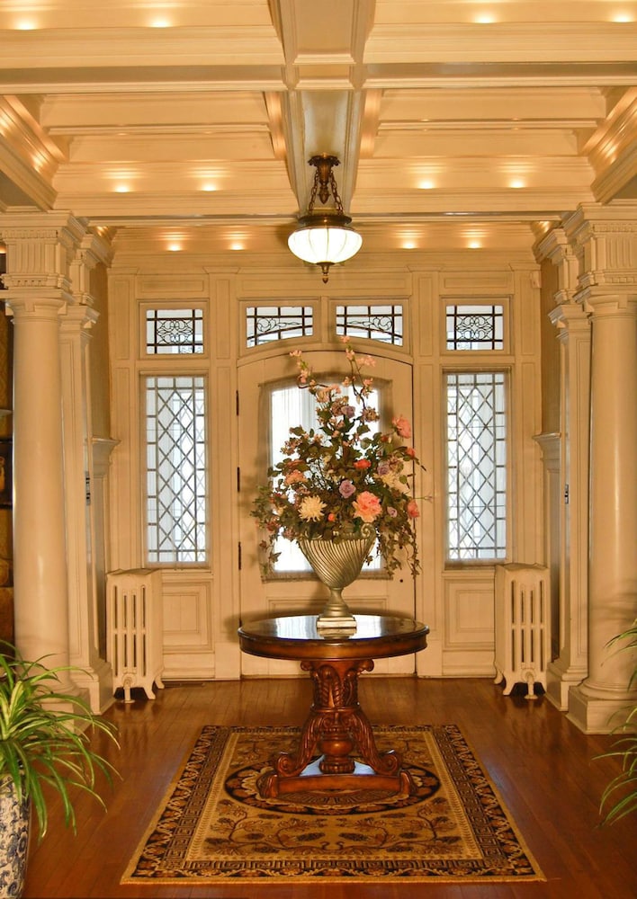 The Albanus Phillips Inn