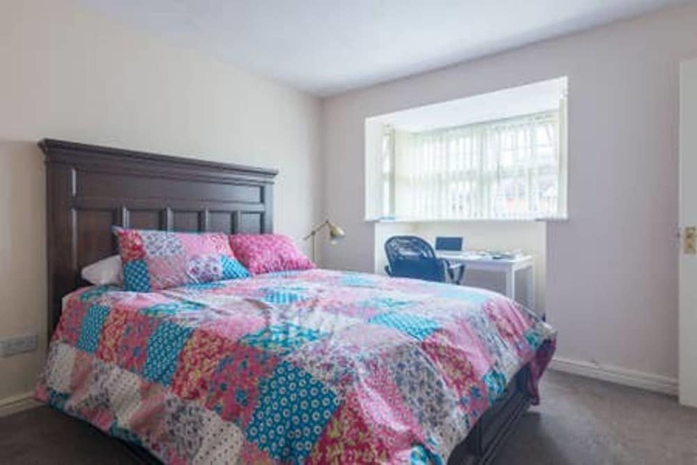 Modern 4 Bedroom Detached House in Cardiff view 2