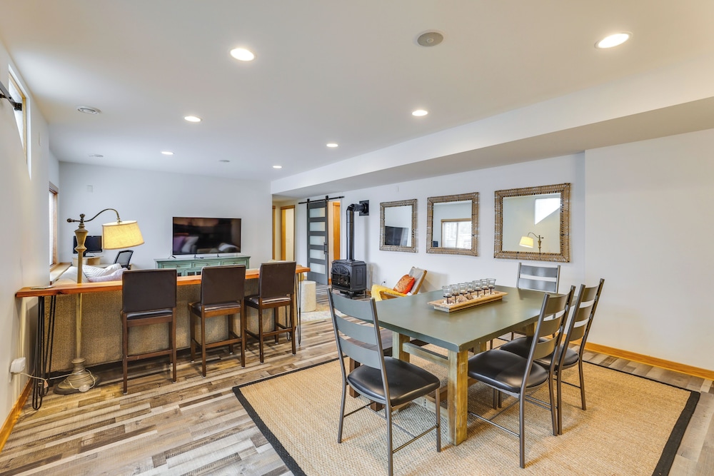 Outdoor Oasis: Luxe Flat in Mt Horeb!