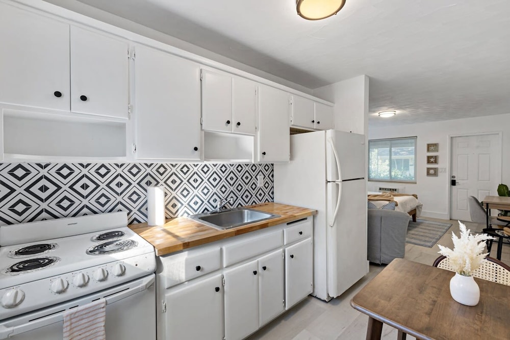 Charming Cozy Studio Lake Ridge