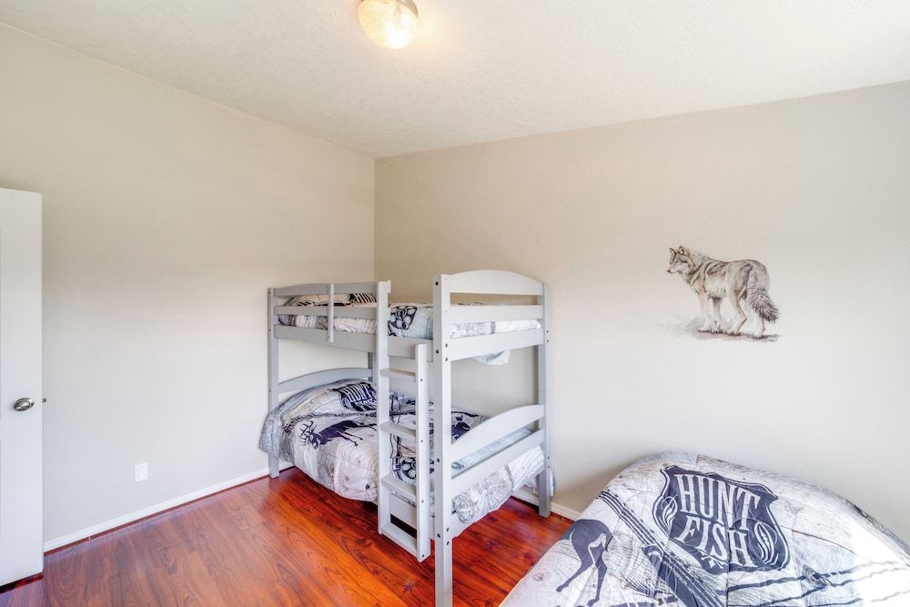 1 Mi to Lake: Getaway w/ Patio in Coulee City!