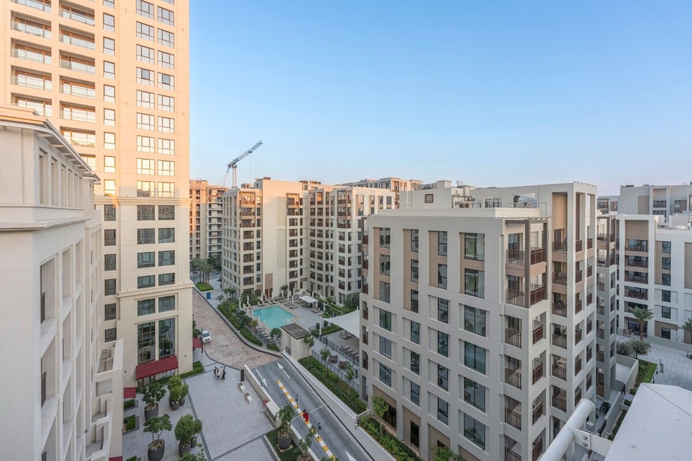 Peaceful 4-bedroom Bright Kitchen Space in Dubai Creek Harbour